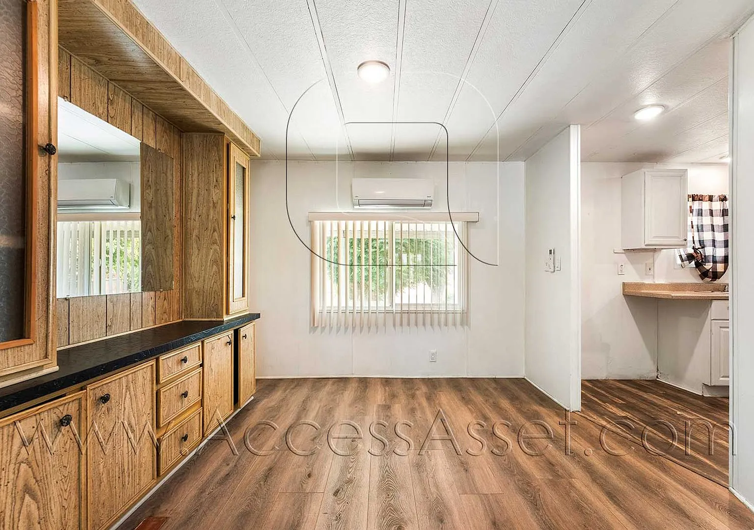 Spacious 3-Bedroom Home with a Fenced Backyard — Photo 3