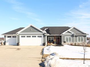 2147 Creek Wood Dr, Dubuque, IA 52003