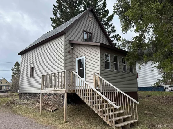47604 1st St, Houghton, MI 49931