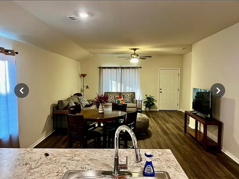 2564 E Illinois Aly — Photo 4