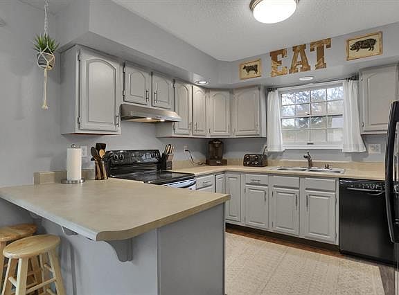4th image of 1111 Cobblestone Dr