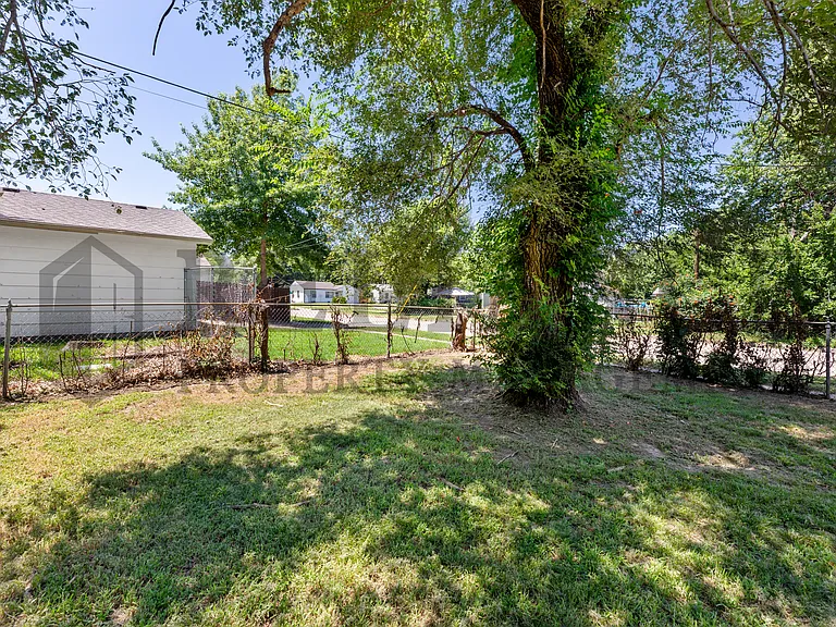 1103 S Waverly Rd — Photo 4