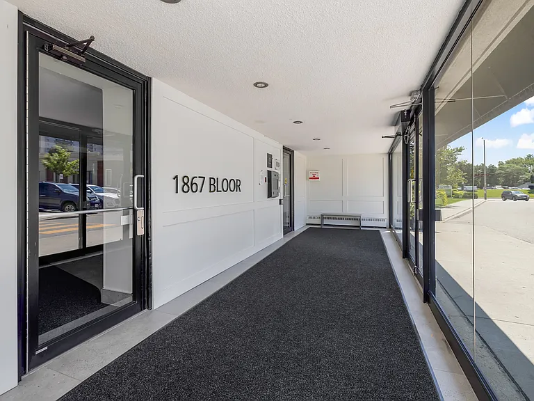 1867 Bloor St W — Photo 18