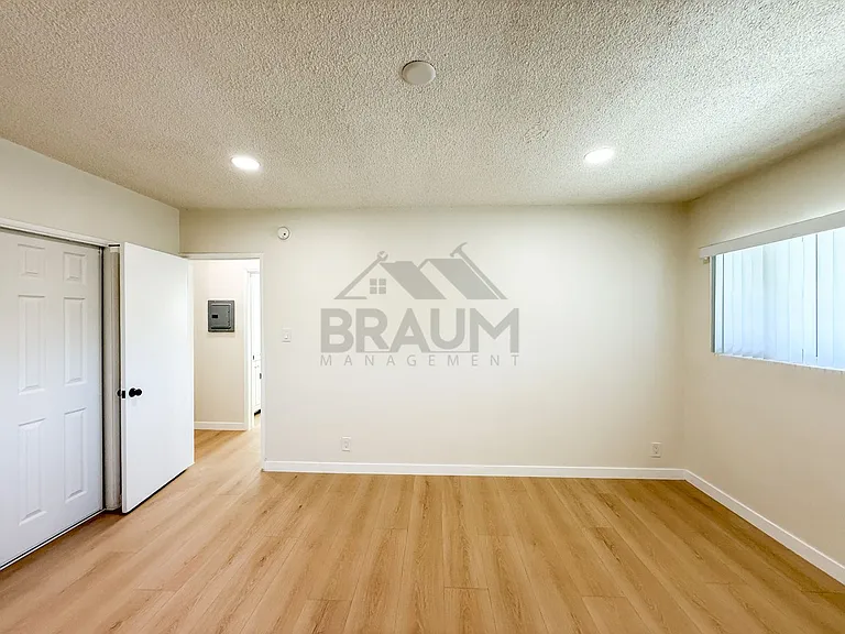 13129 OXNARD ST. — Photo 22
