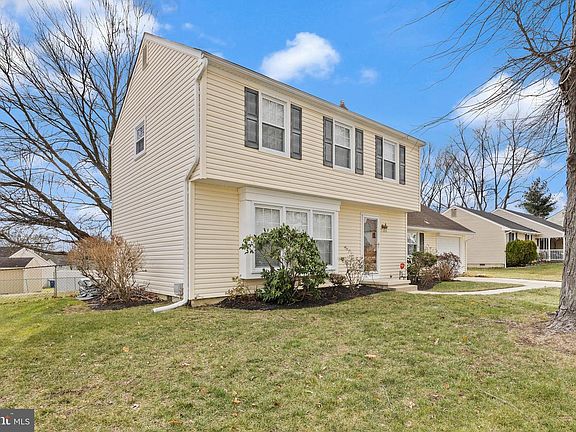 3rd image of 207 Farmington Rd