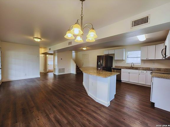 5th image of 207 OAKLANE ST