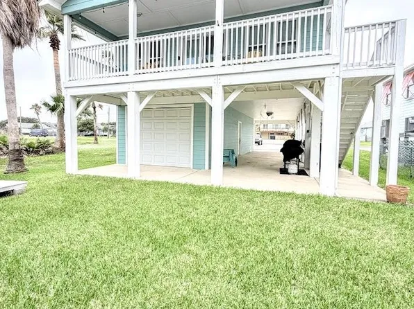 1228 S Live Oak St, Rockport, TX 78382