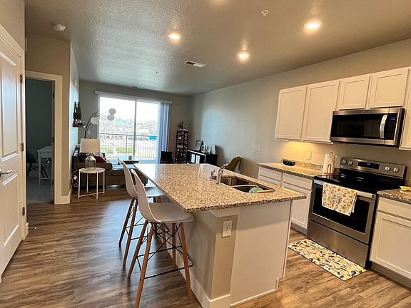 Kitchen with large island