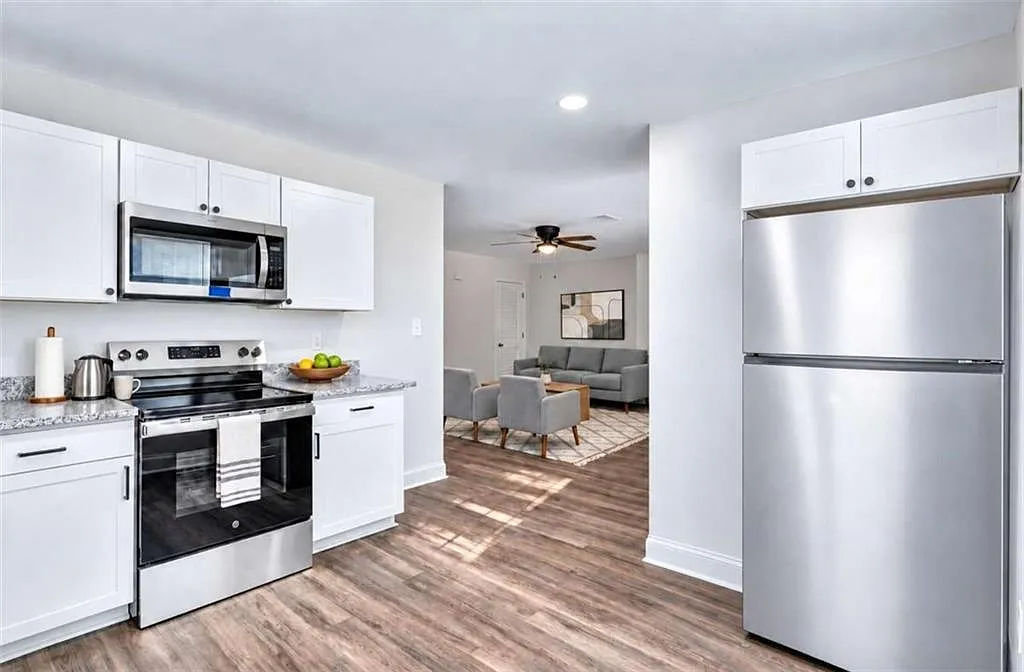 3 bed, 3.0 bath, 1200 sqft, $1,900 — Photo 2