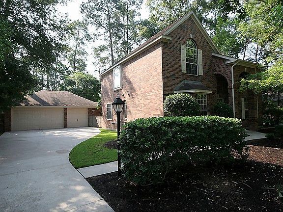 Front Exterior w/true 3 car garage