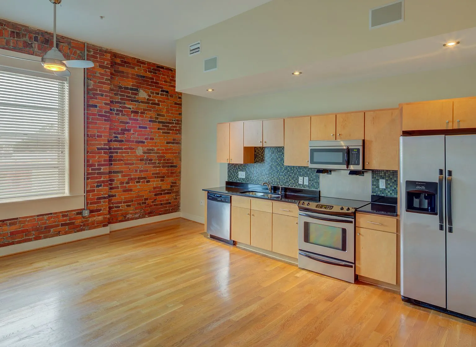 Montgomery Square Apartments — Photo 1