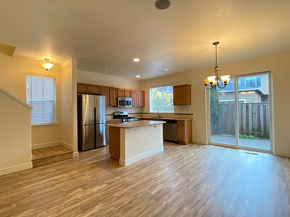 3rd image of 4664 SE Sandalwood St