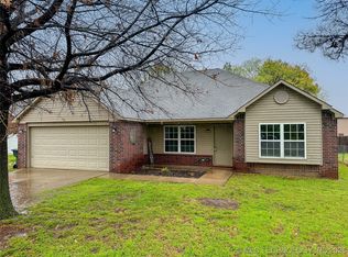 709 N Carlsbad St, Owasso, OK 74055