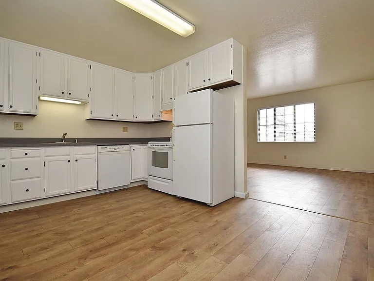 21955 Idena Ave — Photo 5