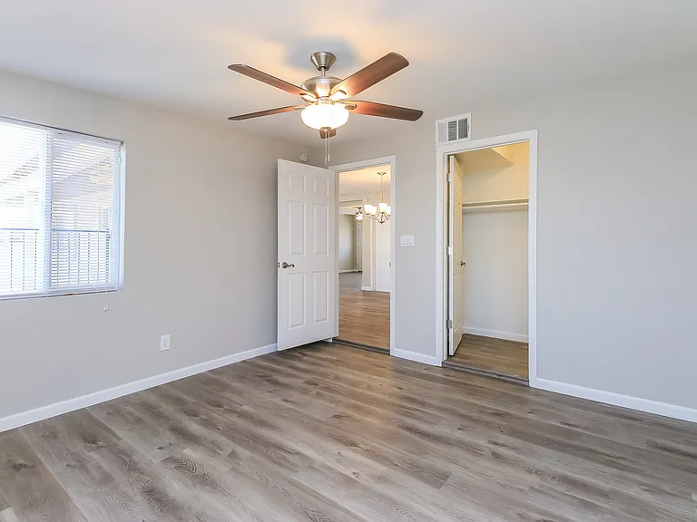 5716 S Roberts Rd — Photo 8