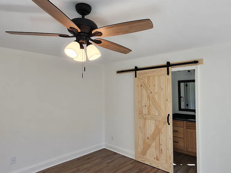 110 Eastlake Dr — Photo 24