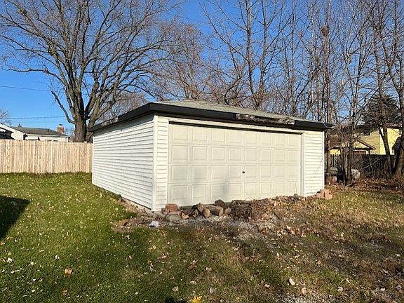 2nd image of 131 W Sauk Trl