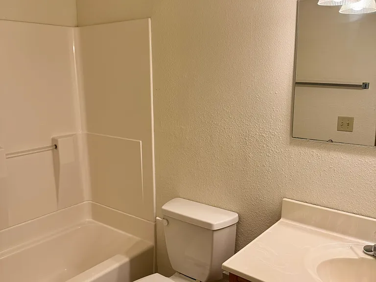 716 E Burlington St #15S — Photo 8