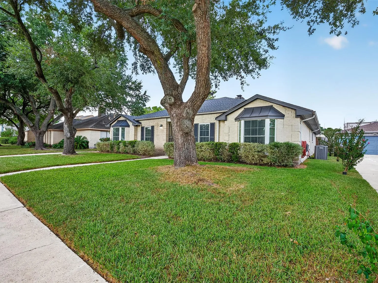 4 bed, 2.5 bath, 2500 sqft, $2,700 — Photo 4