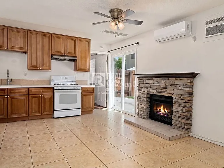 3009 Canyon Crest Dr #B — Photo 1