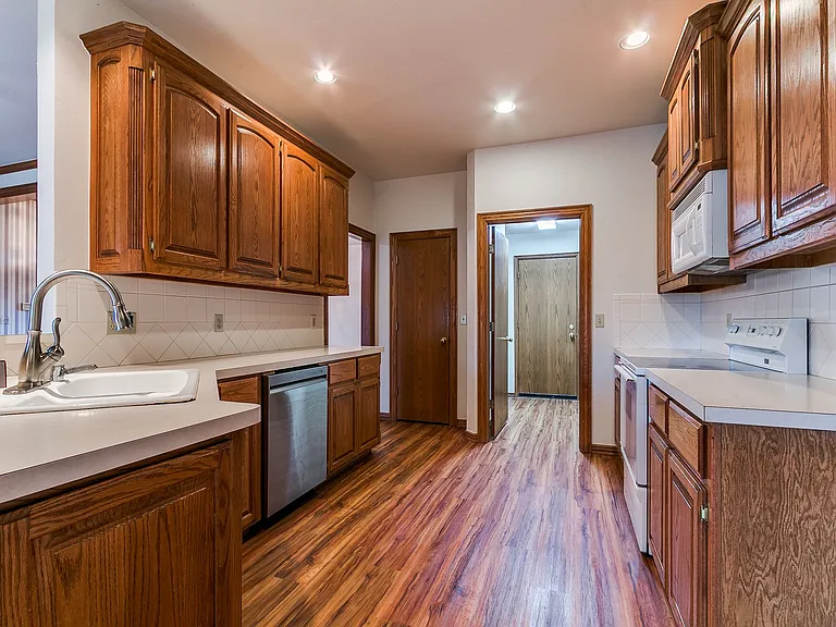 2913 Daybreak Dr — Photo 4