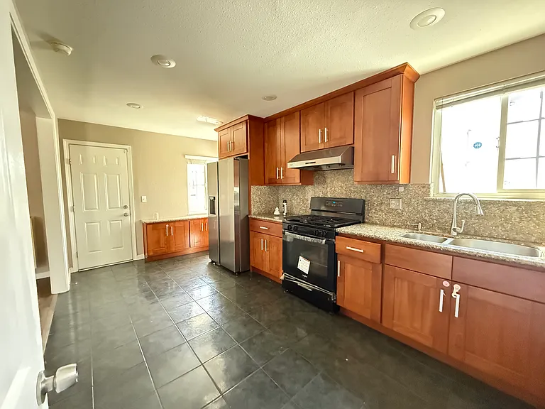 16241 Liberty St — Photo 4