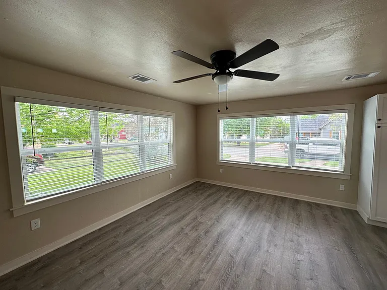 1213 W Walker St — Photo 34