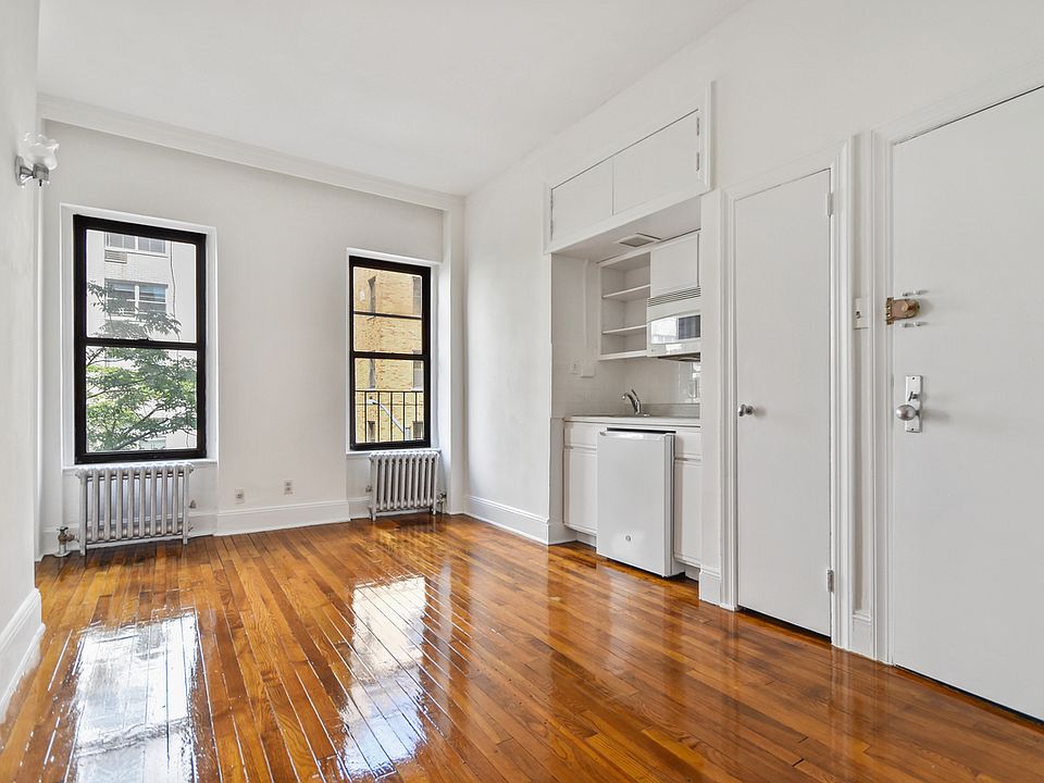 1st image of 320 E 70th St #304