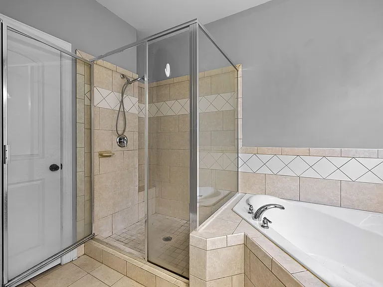 175 Colonial Ct — Photo 12