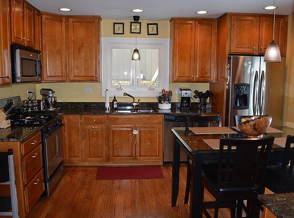 4th image of 410 Arbor Ln