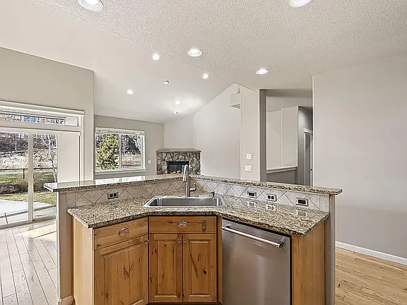 537 NW 28th St — Photo 10