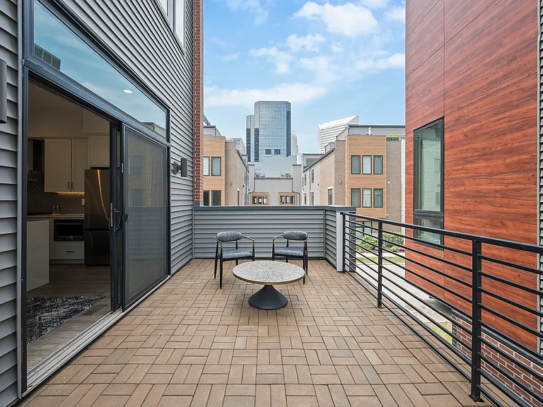 1403 Superior Ave E — Photo 15