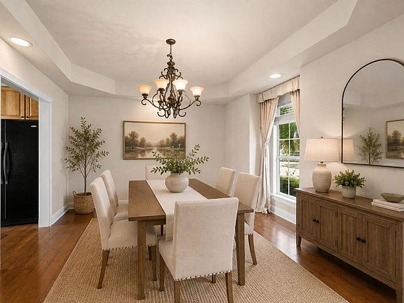 4th image of 305 Charles Ct