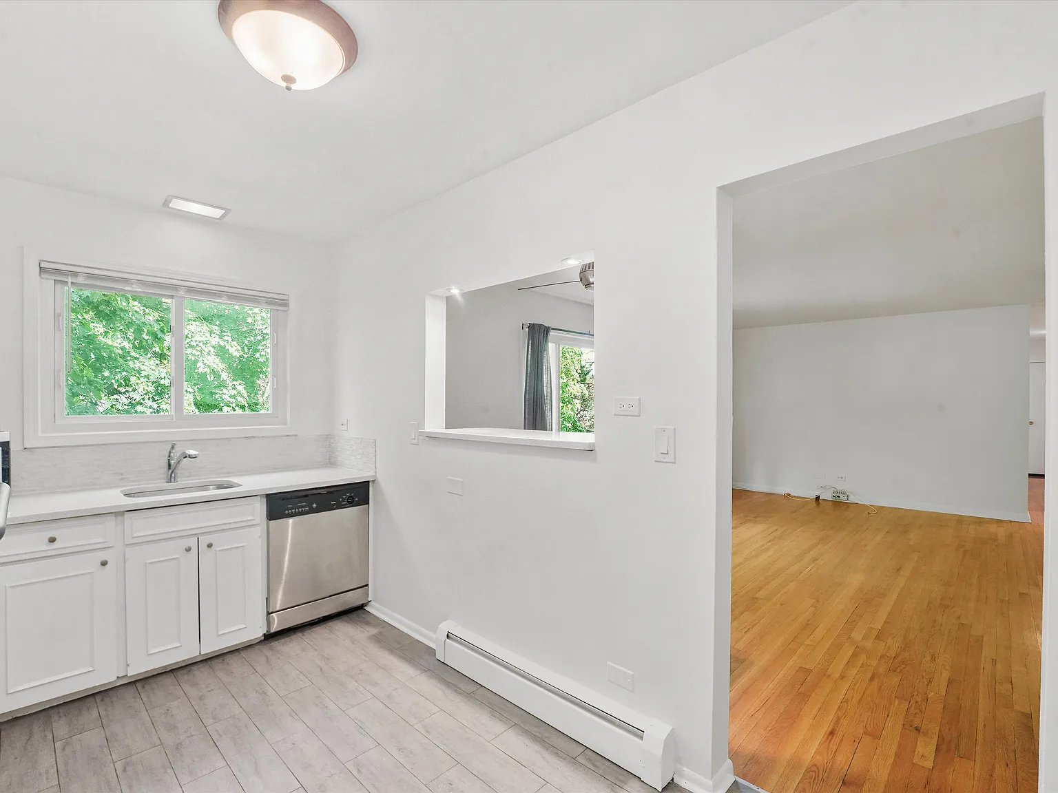 Spacious 2-Bed Second Floor Apartment in Great Evanston Location! — Photo 3