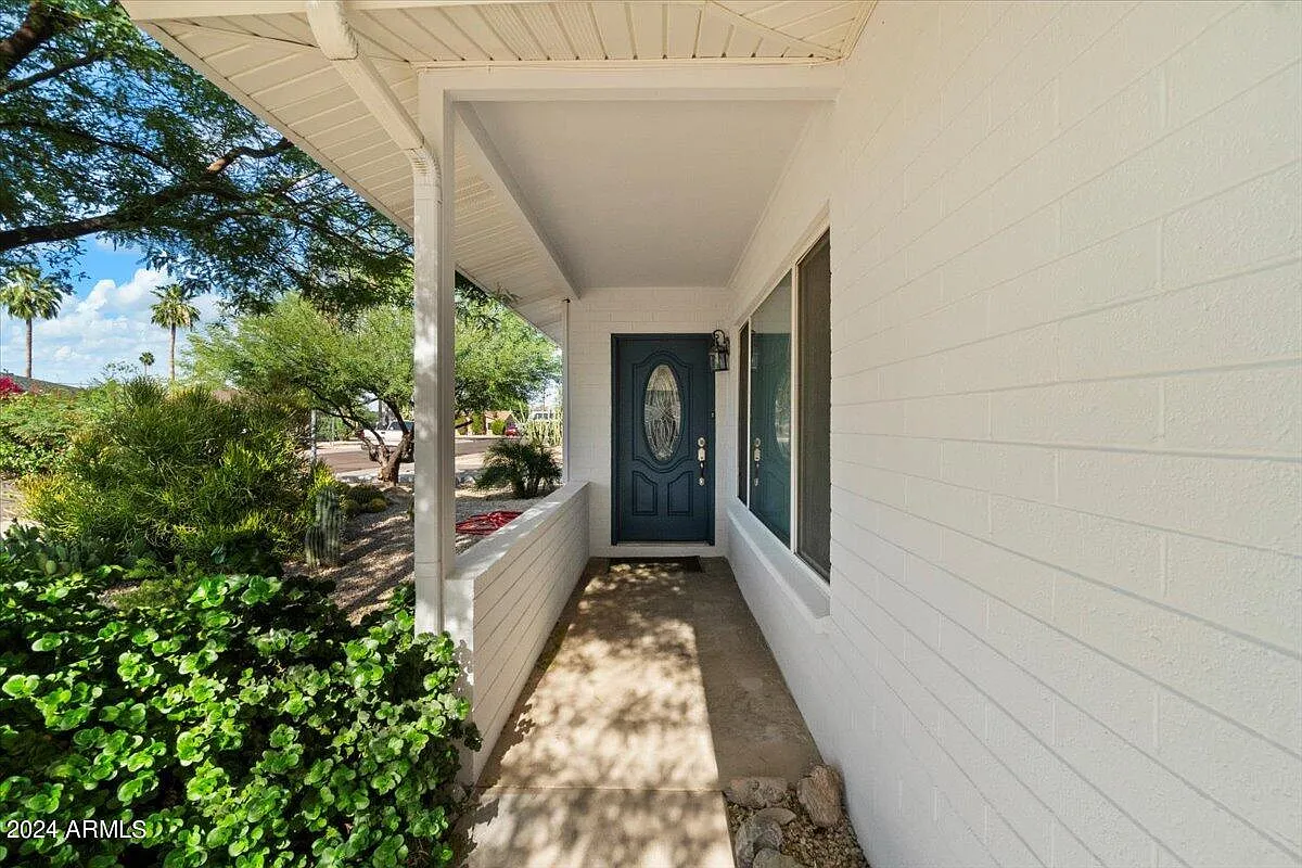 3 bed, 2.0 bath, 1922 sqft, $2,900 — Photo 2