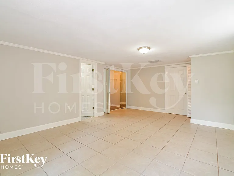 561 Monroe Ave — Photo 14