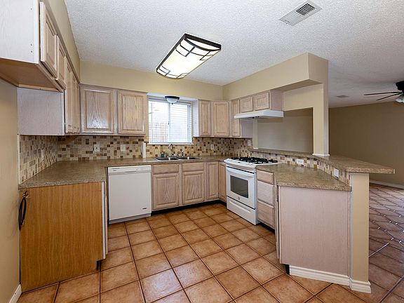 3rd image of 3026 Kingston Dr