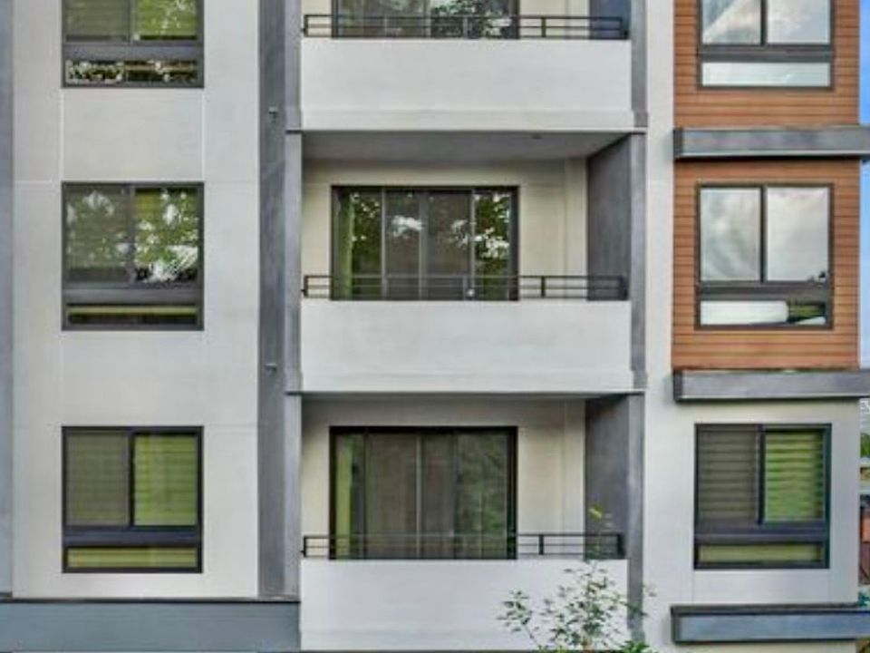 1st image of 423 Oak St Unit 405