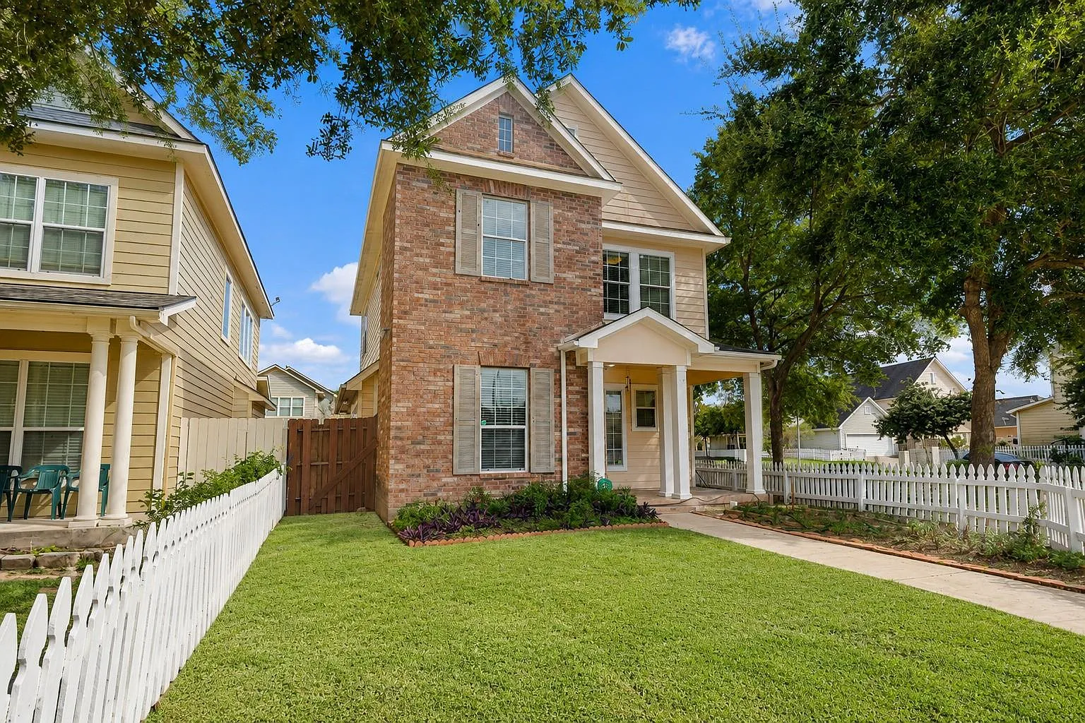 3 bed, 2.5 bath, 1608 sqft, $2,050 — Photo 2