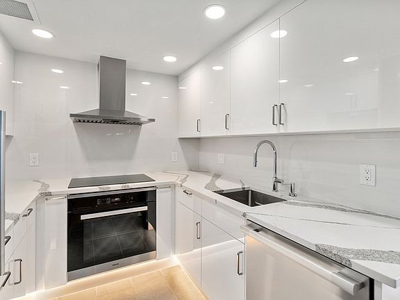 5th image of 197 8th St APT 705