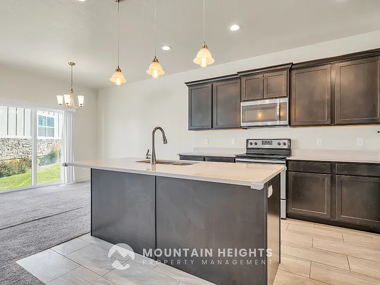 607 E Sawback Ln — Photo 5