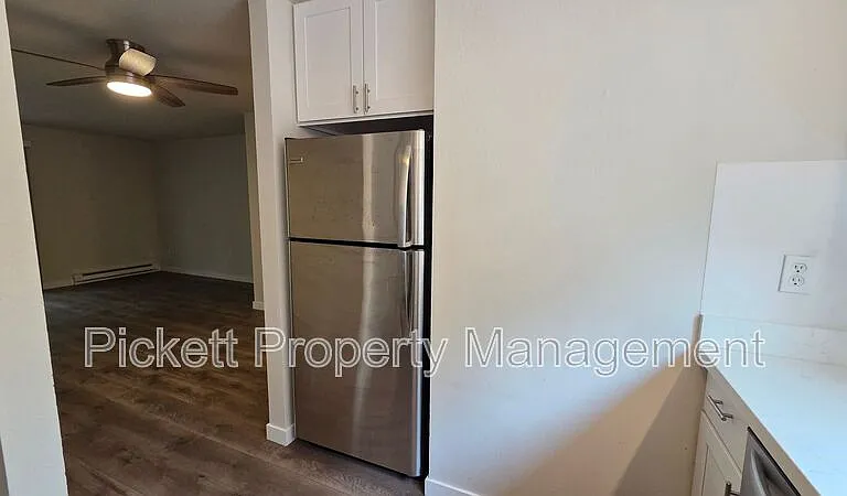 354 NW Edvard St #E — Photo 13