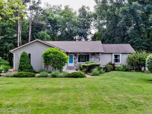 5565 Lakeview Blvd, Goodrich, MI 48438