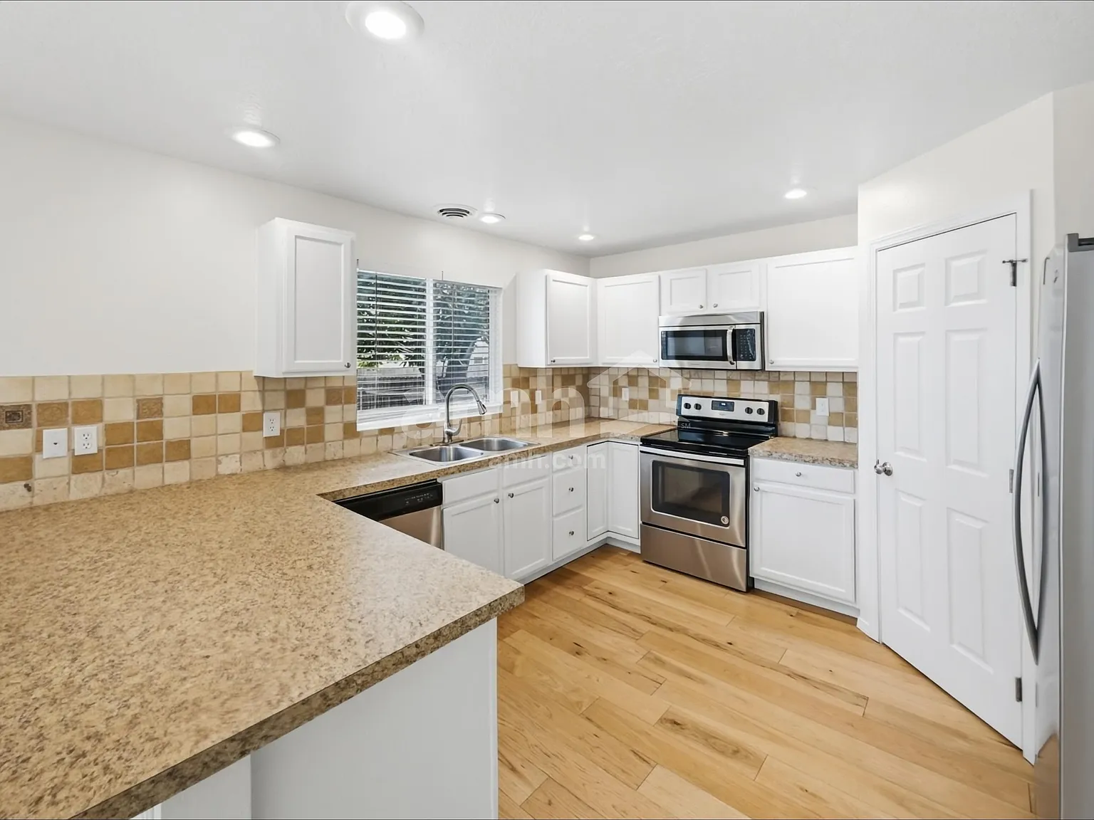 4 bed, 2.5 bath, 2115 sqft, $2,615 — Photo 3
