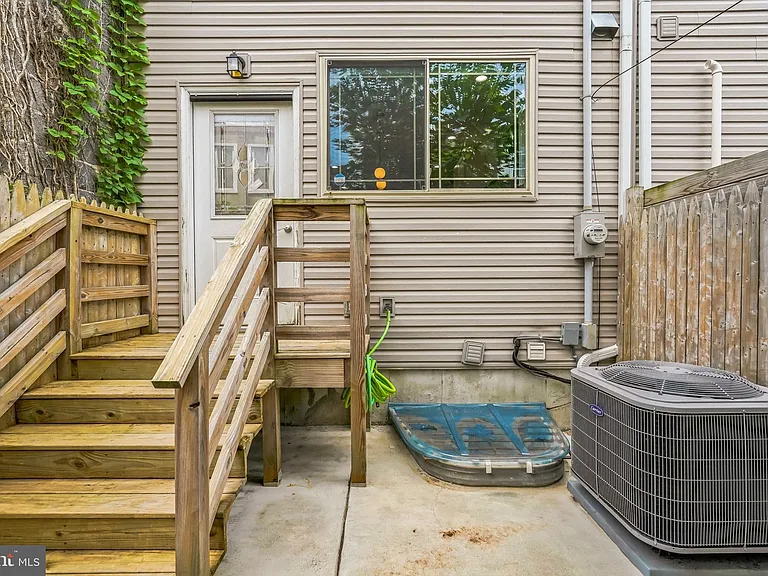 2241 Sears St — Photo 26