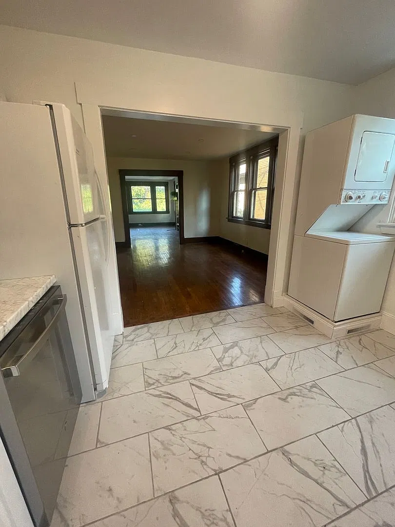 2 Bed/1Bath, AC, Parking in Pittsburgh — Photo 4