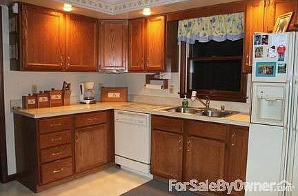 Kitchen 23' x 12.6' with eat-in area : Formal Dining Room separate