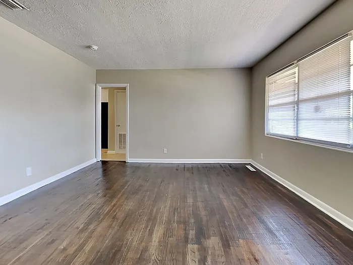 3 bed, 2.0 bath, 1896 sqft, $1,795 — Photo 4