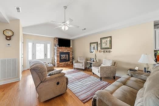 5th image of 410 Yorkshire Way