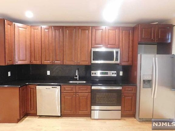 5th image of 825 Palisade Ave APT S1